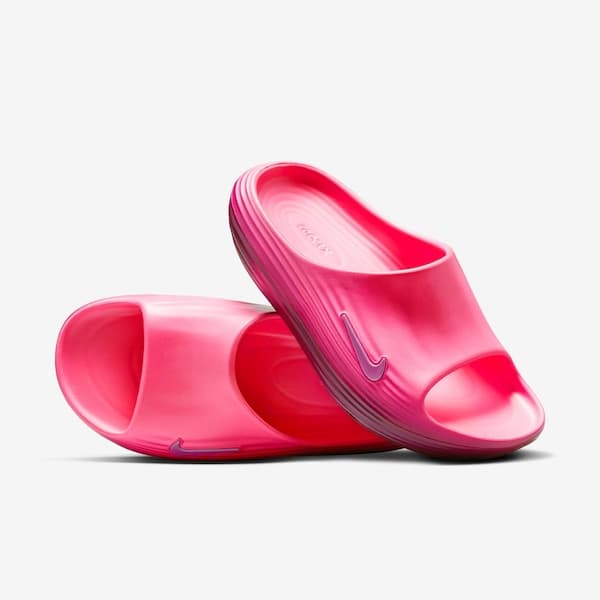 Par de chinelos Nike Reactx Rejuven8 rosa, com design ergonômico e logotipo da Nike.
