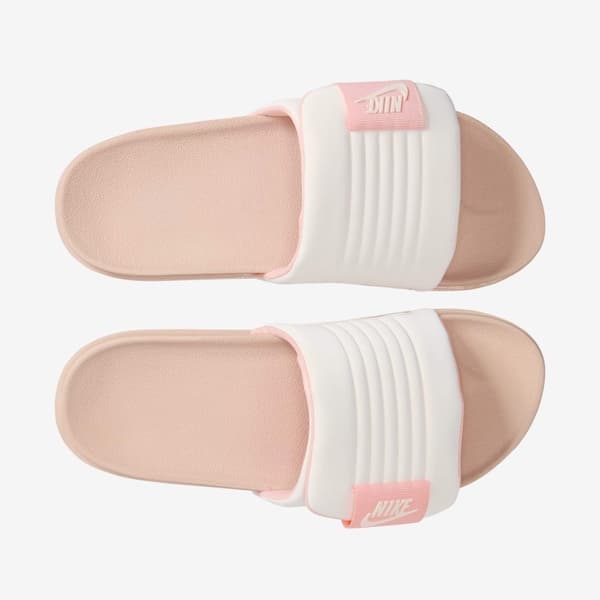 Nike Offcourt Adjust Slide Sandal para mulheres, rosa pálido e branco, com logotipo.