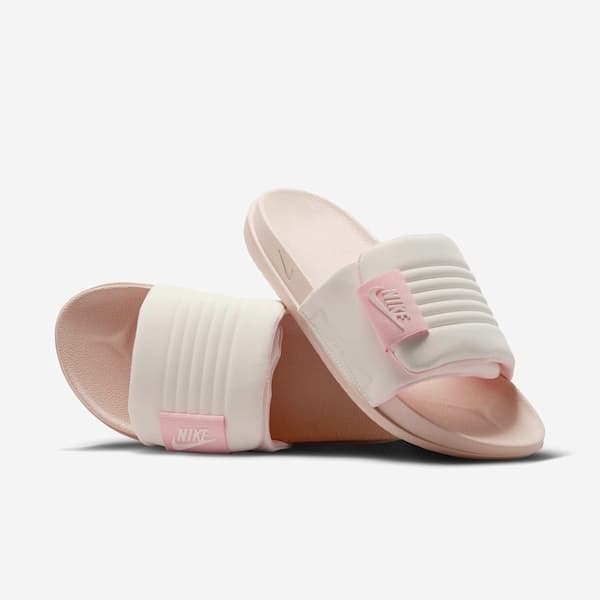 Sandálias Nike Offcourt Adjust para mulheres, rosa pálido e branco, com logotipo.