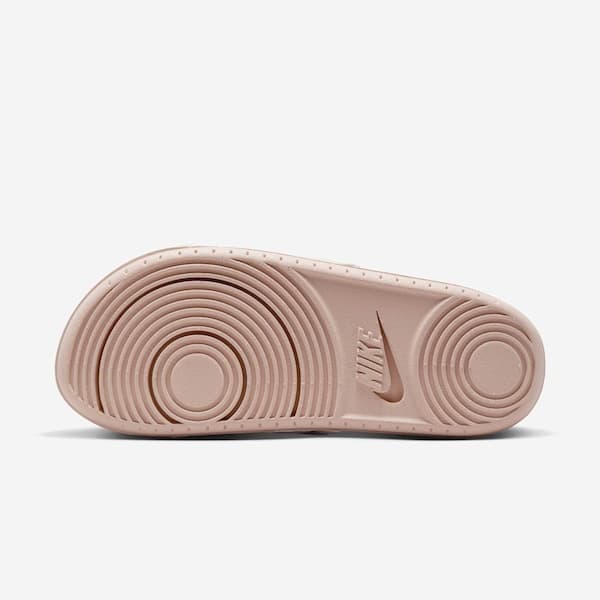 Sola da sandália Nike Offcourt Adjust para mulheres, rosa pálido, com logotipo.