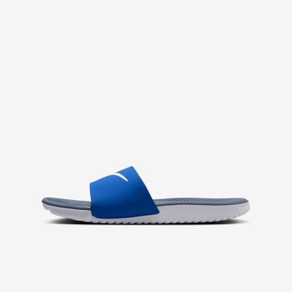 Detalhe do chinelo Nike Kawa BGP azul e branco, mostrando a sola texturizada.