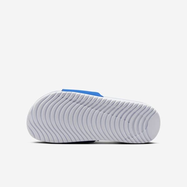 Sola texturizada do chinelo Nike Kawa BGP azul e branco, vista de baixo.