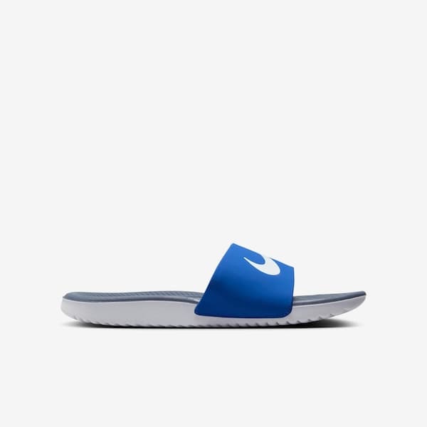 Vista lateral do chinelo Nike Kawa BGP azul e branco com sola texturizada.