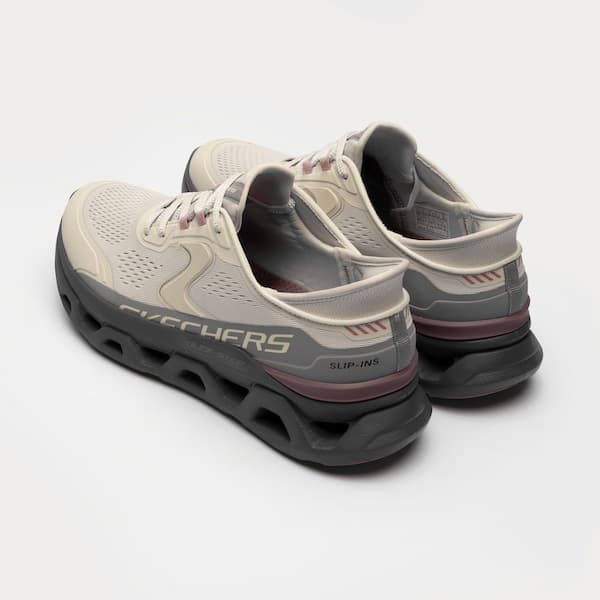 Tênis feminino Skechers Slip-ins cinza e branco, estilo slip-on, com detalhes em preto e palmilha Air-Cooled Memory Foam.