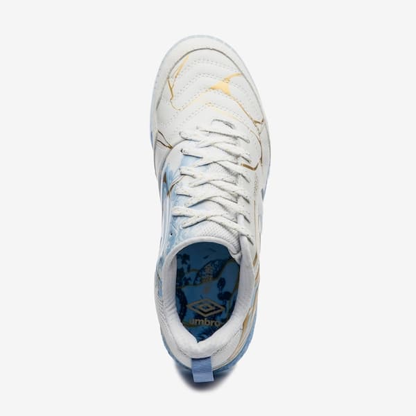 Chuteira Umbro Pro 5 Bump Kintsugi adulto branco azul dourado com detalhes.