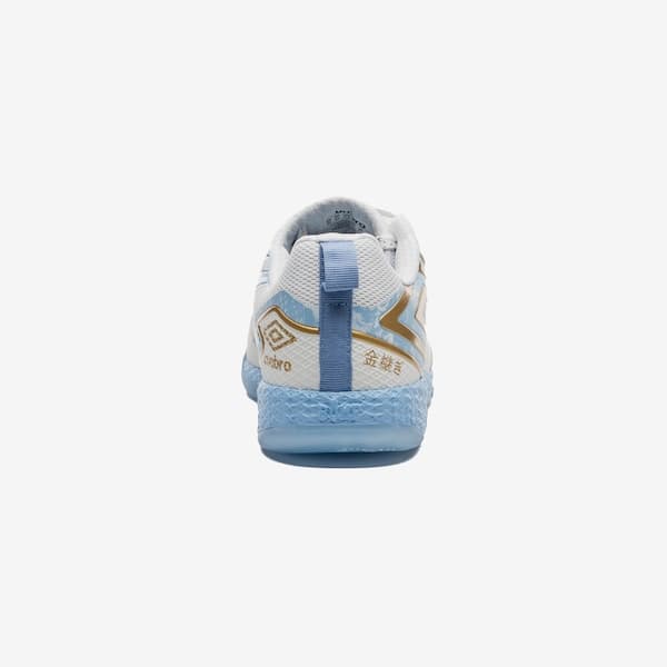 Detalhe da sola e cano da chuteira Umbro Pro 5 Bump Kintsugi adulto branco.