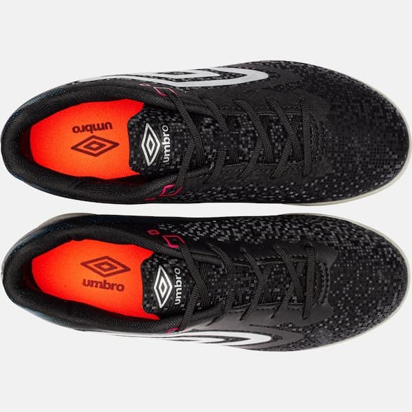 Tênis Umbro Techno II Futsal infantil com sola de borracha preto e vermelho.