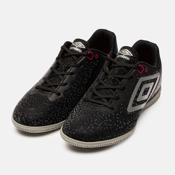 Par de tênis Umbro Techno II Futsal infantil com sola de borracha preto e detalhes em cinza.