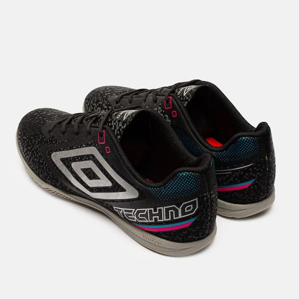 Tênis Umbro Techno II Futsal infantil com sola de borracha preto, azul e vermelho.