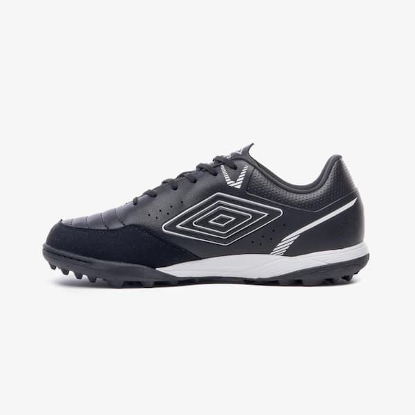 Chuteira de futebol Umbro Neocomfort para adultos, preta com detalhes brancos