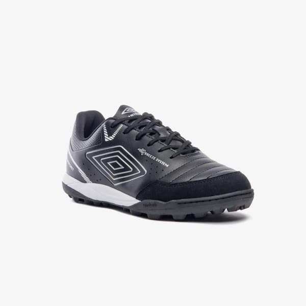 Detalhe da chuteira Umbro Neocomfort preto e branco, com logo e sistema de ventilação.
