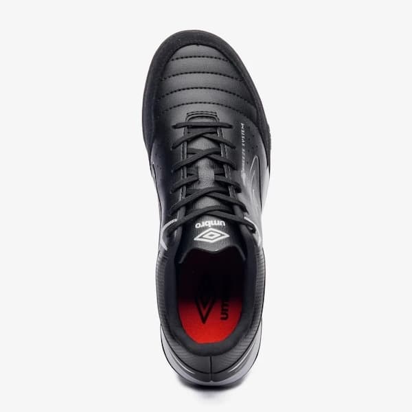 Interior da chuteira Umbro Neocomfort preto e branco, com logo e design ergonômico.