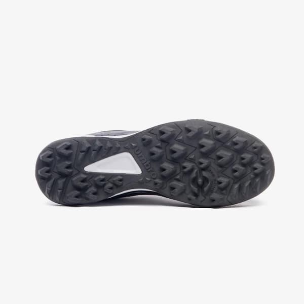 Sola da chuteira Umbro Neocomfort preto e branco, com padrão de tração antiderrapante.