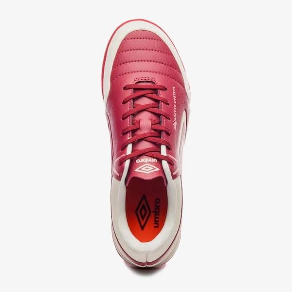 Tênis de futebol Umbro Neocomfort para homens, vermelho, branco e preto, vista lateral.