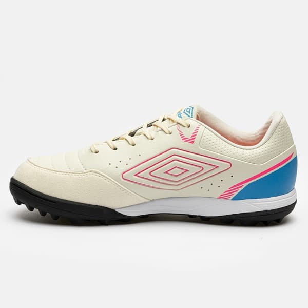 Chuteira Society Adulto Umbro Neocomfort branca com detalhes em azul e rosa, logo azul na lateral.