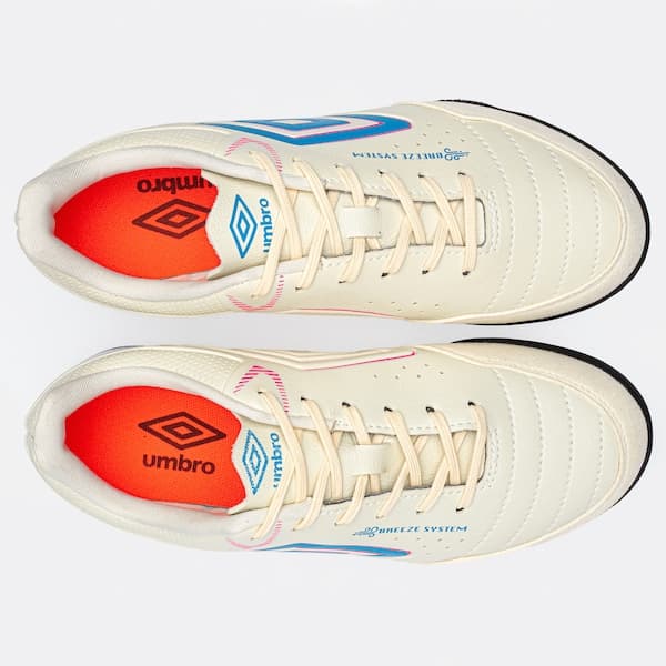 Par de chuteiras Umbro Neocomfort para adultos, branco com detalhes em azul e rosa.