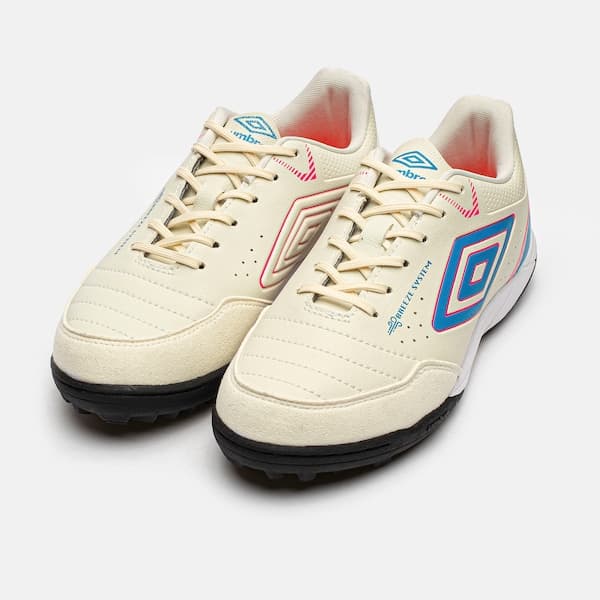 Chuteira Umbro Neocomfort adulto, branco com detalhes em azul e rosa, vista frontal.