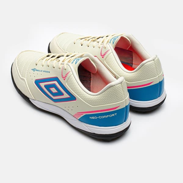 Par de chuteiras Umbro Neocomfort para adultos, branco com detalhes em azul e rosa.