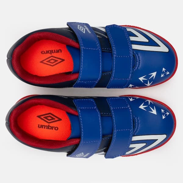 Chuteira futsal infantil Umbro Velocita, azul e vermelho, com ajuste de velcro.