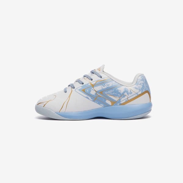 Chuteira Futsal Infantil Umbro Pro 5 Kintsugi branca com detalhes dourados e sola azul