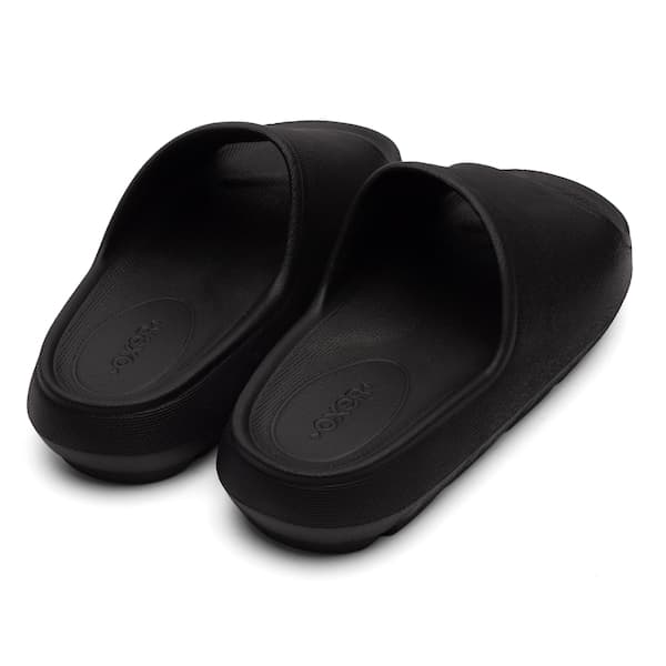 Chinelo de dedo preto Oxer Vega com sola de borracha texturizada, vista frontal.