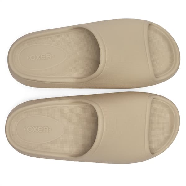 Chinelo slide Oxer Vega com tira larga, bege, em vista frontal, estilo moderno.