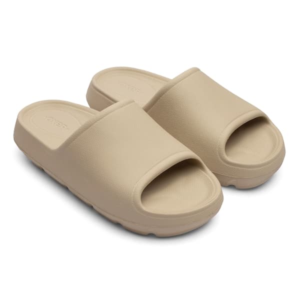 Par de chinelos slide Oxer Vega com tira larga, bege, em fundo branco.