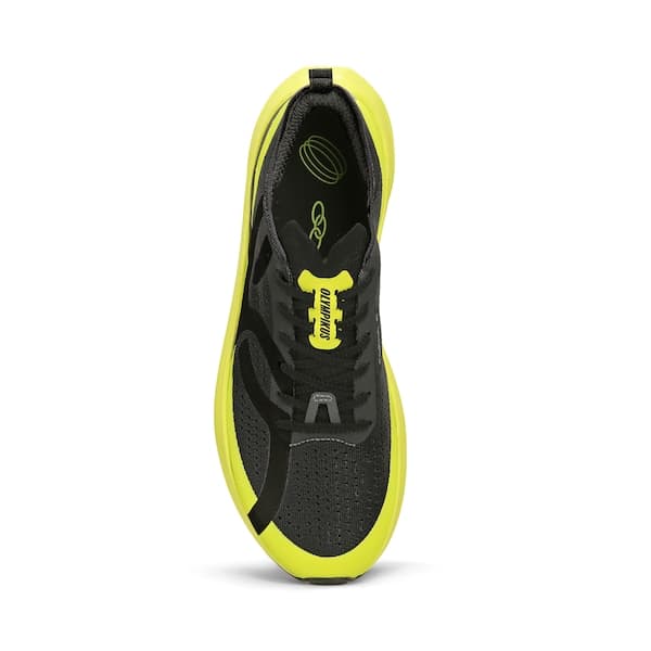 Detalhe do Tênis de Corrida Olympikus Corre 5 Preto e Amarelo, com design respirável.