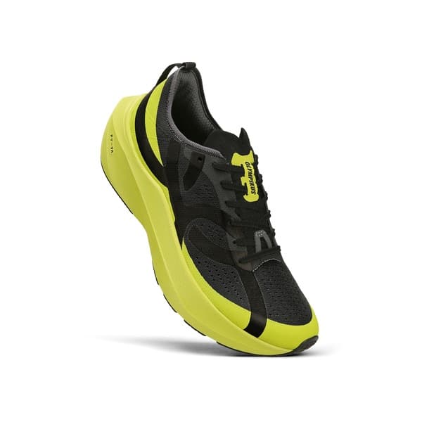 Lateral do Tênis de Corrida Olympikus Corre 5, preto e amarelo, com logo destacado.