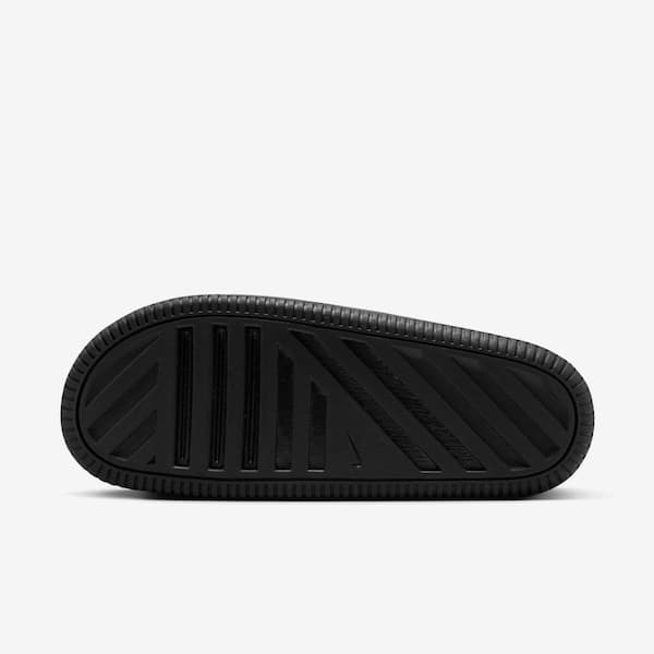 Detalhe da sola em borracha das sandálias Nike Calm Slide 2.0 pretas, design minimalista.