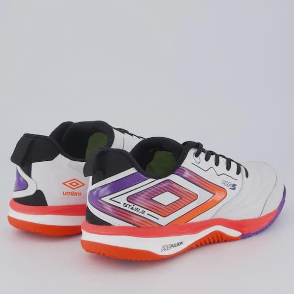 Chuteira Futsal Umbro Pro 5 Stable, branca com detalhes em preto, laranja e roxo