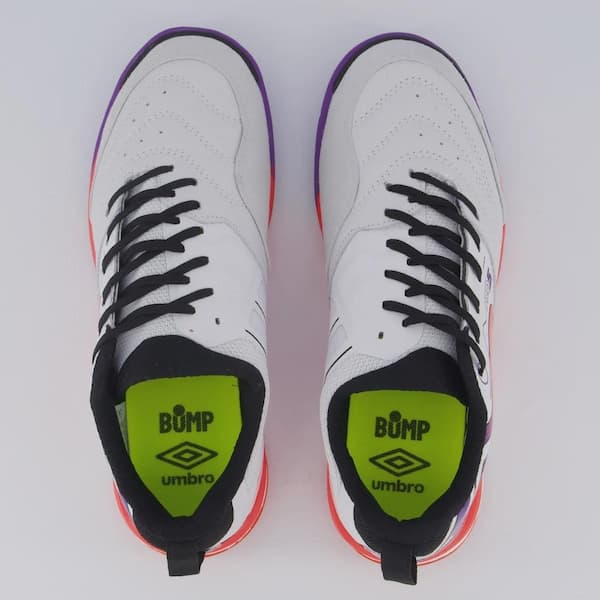 Chuteira futsal Umbro Pro 5 Stable branca com detalhes em roxo, preto e laranja.
