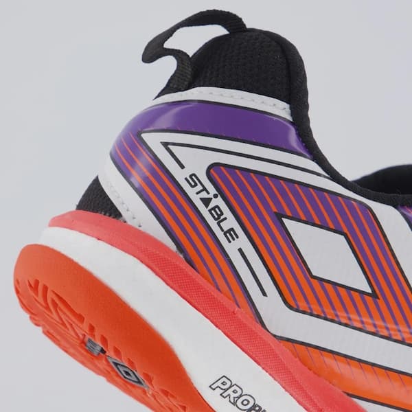 Detalhe da chuteira futsal Umbro Pro 5 Stable mostrando o texto 'STABLE' e 'PRO'.