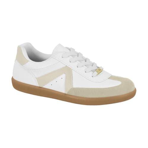 Tênis branco com detalhes bege, sola marrom e detalhe dourado na língua