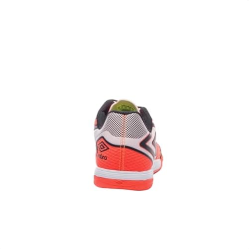 Tênis Umbro Pro 5 Bump Club Futsal Coral, mostrando a parte traseira com detalhes.
