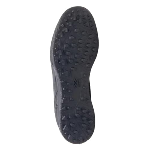 Sola com pregos do tênis de futebol Umbro Attak III Society para grama artificial.