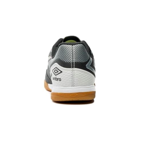 Chuteira Umbro Pro 5 Bump Club preta, cinza e branca para futsal, vista lateral direita.