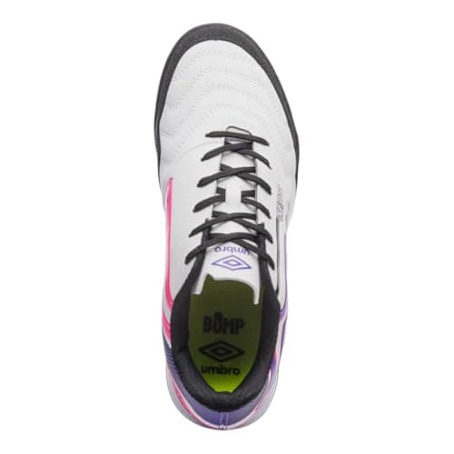 Detalhe da sola da chuteira Umbro Pro 5 Bump Club Society com logo verde.