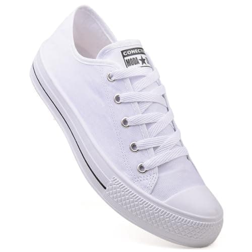 Tênis branco feminino casual, cano baixo, com amarração e sola preta.