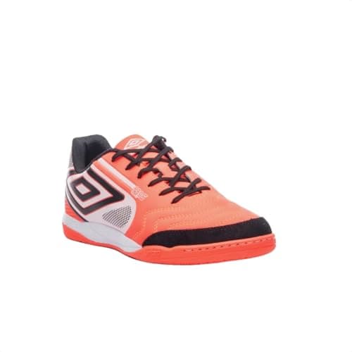 Tênis Umbro Pro 5 Bump Club Futsal Coral, lado esquerdo com detalhes em preto.