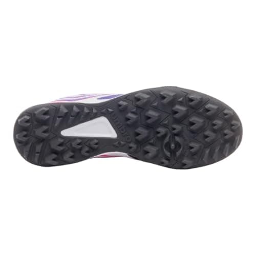 Sola estudada da chuteira Umbro Pro 5 Bump Club Society, preta e rosa.