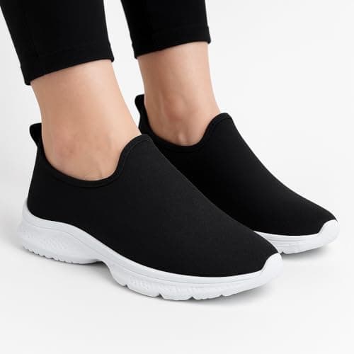 Tênis feminino preto e branco slip-on sem cadarço com sola respirável