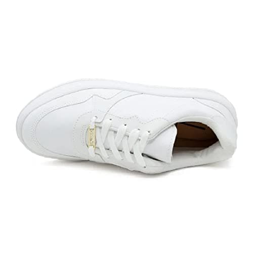 Tênis feminino branco Vizzano Leve Casual com cadarço branco e detalhes em relevo.