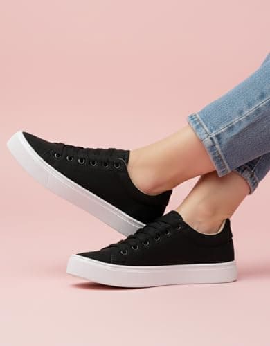 Tênis casual feminino preto com sola branca