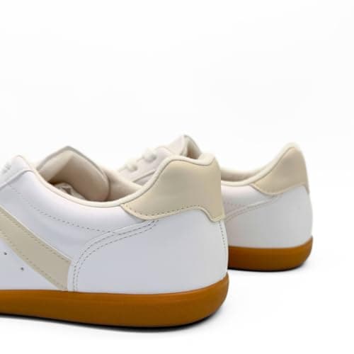 Par de tênis casual adulto off-white Vizzano com detalhes em bege e solado marrom.