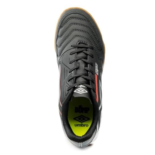 Chuteira Umbro Pro 5 Bump Club preta, prata e coral para futsal, lateral esquerda.