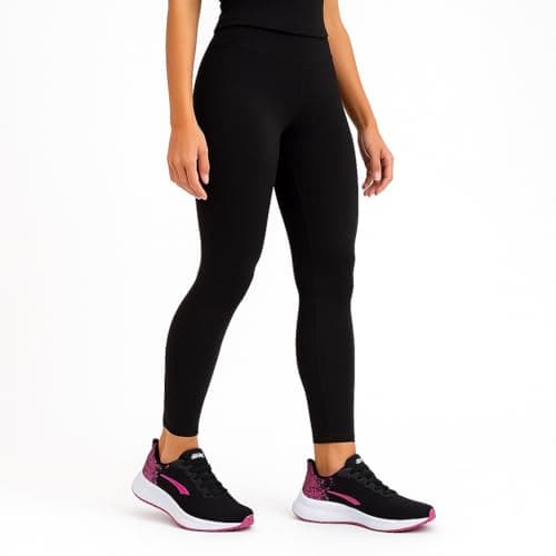 Mulher usando tênis Yes Basic preto e rosa com sola branca, ideal para caminhada e academia.