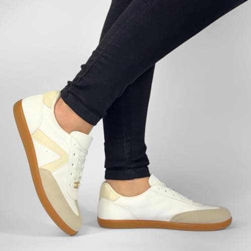 Tênis casual adulto off-white Vizzano com solado marrom e detalhes em bege.