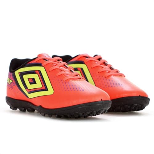 Par de tênis de futebol Umbro Society Fast II para homens, cores laranja, amarelo, roxo e preto.