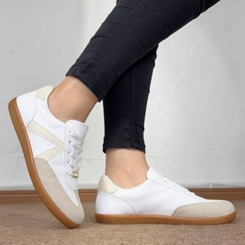 Tênis branco com detalhes bege, sola marrom e detalhe dourado na língua